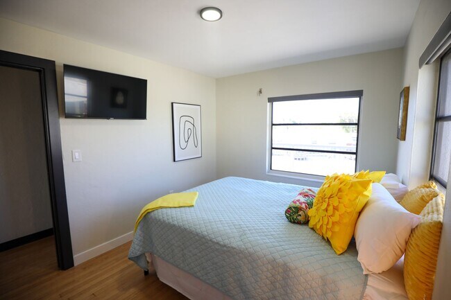 Building Photo - Fully Furnished Luxury Waterfront Unit w/in Walking Distance to the Shopping, Beach, Restaurants,...