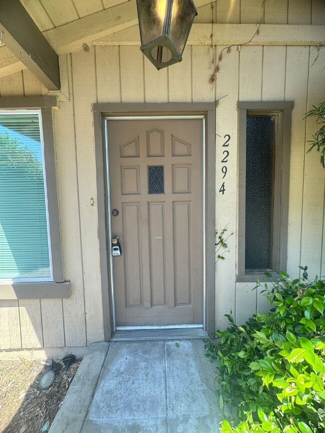 Building Photo - Two Bedroom Townhome Available mid-November