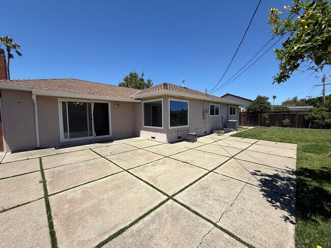Building Photo - Updated Single Story Home located in Desirable Glenmoor Neighborhood of Fremont