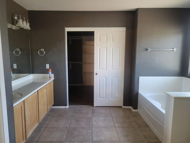 Building Photo - Beautiful 4 bed home with Den and Loft
