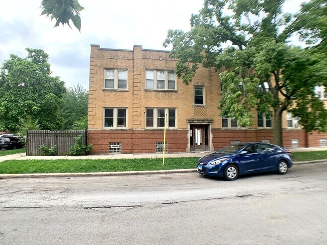 Building Photo - 2 bedroom 1 bathroom condo for rent!!!!!