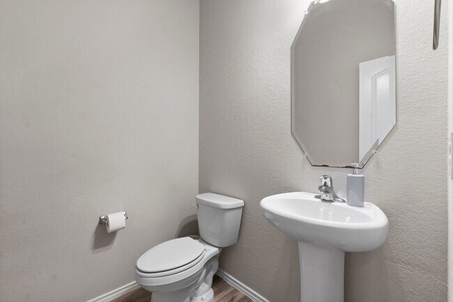 Building Photo - 18101 Woodpecker Trl