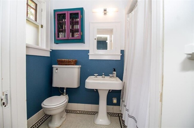 Building Photo - Large 5 bed house in the hart of West Campus.
