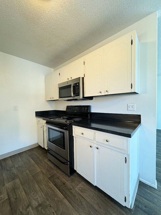 Building Photo - **$750 DEPOSIT & FREE FIRST MONTH'S RENT** ~Hudson Court - Spacious Top Floor Unit~ Great Natural...