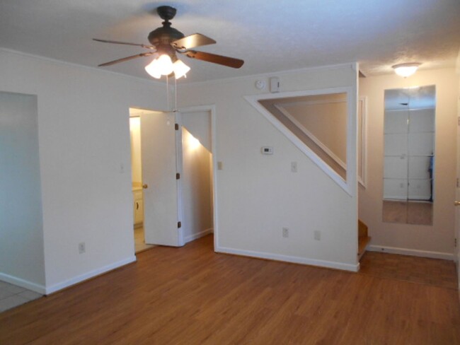 Building Photo - 2 bedroom townhome located one mile to the...