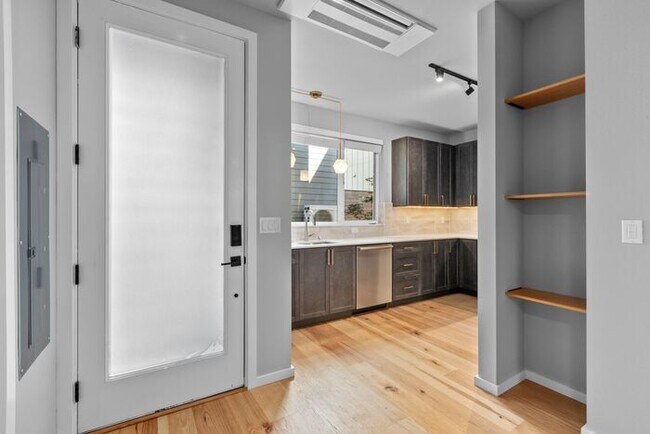Building Photo - Stunning Othello Park Designer Townhome wi...