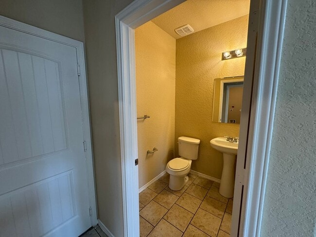 Building Photo - Move-In Special! Spacious 3BR Home with La...