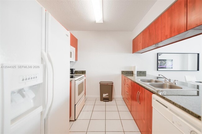 Building Photo - 1200 Brickell Bay Dr