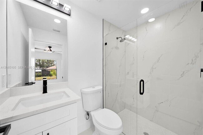 Building Photo - 4985 Fairway Ct