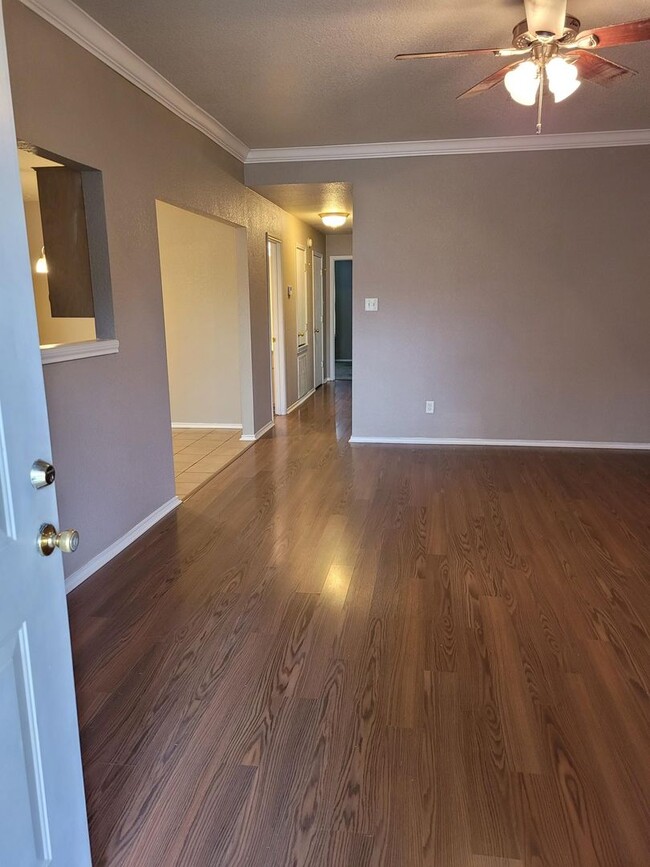 Building Photo - 2805 Alma Dr