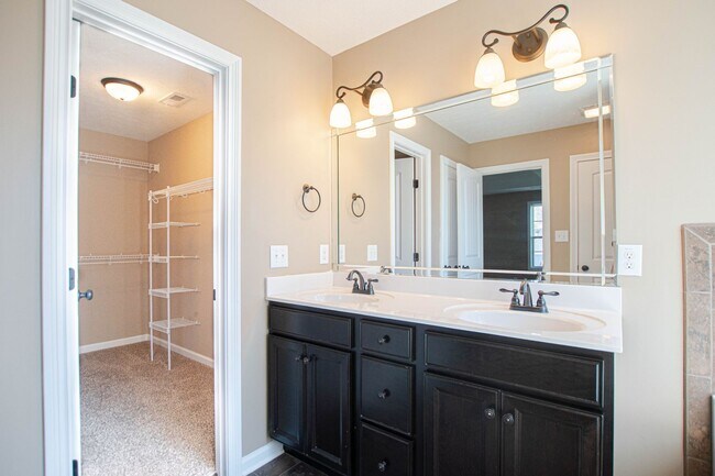 Building Photo - 613 Fennec Way