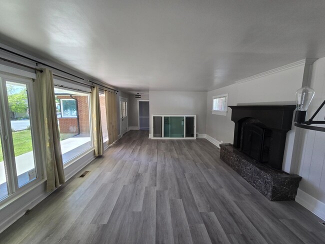 Building Photo - 309 E 200 S