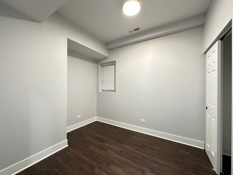 Building Photo - 2149 W Wilson Ave