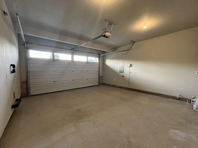 Building Photo - Modern 2025-Built 4 Bedroom Home with EV Charging, 5kW Solar, Open-Concept Living, Scenic Outdoor...