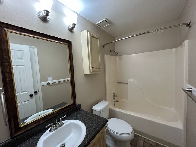 Building Photo - 4969-4967 7 Pine Cir