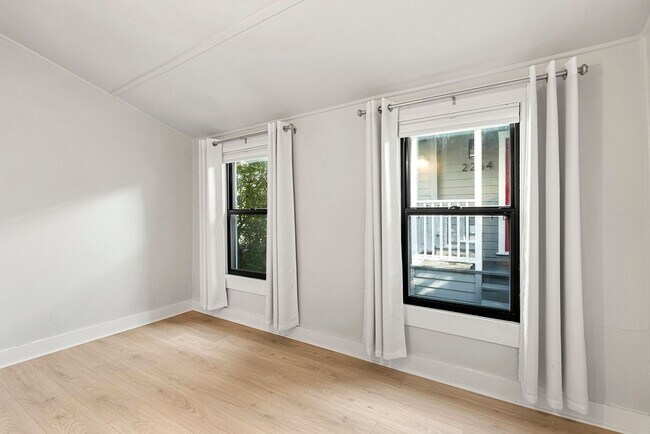 Building Photo - 2 WEEKS FREE!! Newly Renovated JR 1-Bedroo...