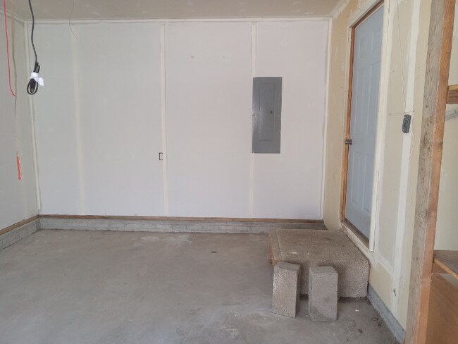 Building Photo - 6067 Shadowbrook Dr