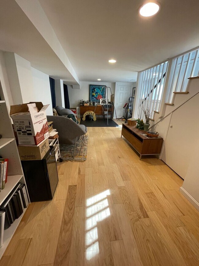 Building Photo - Palisades Splendor