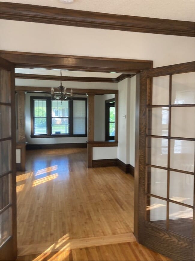 Building Photo - AVAILABLE JUNE - 4 Bed 1.5 Bath Spacious Home