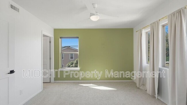 Building Photo - 1198 Green Hill Dr