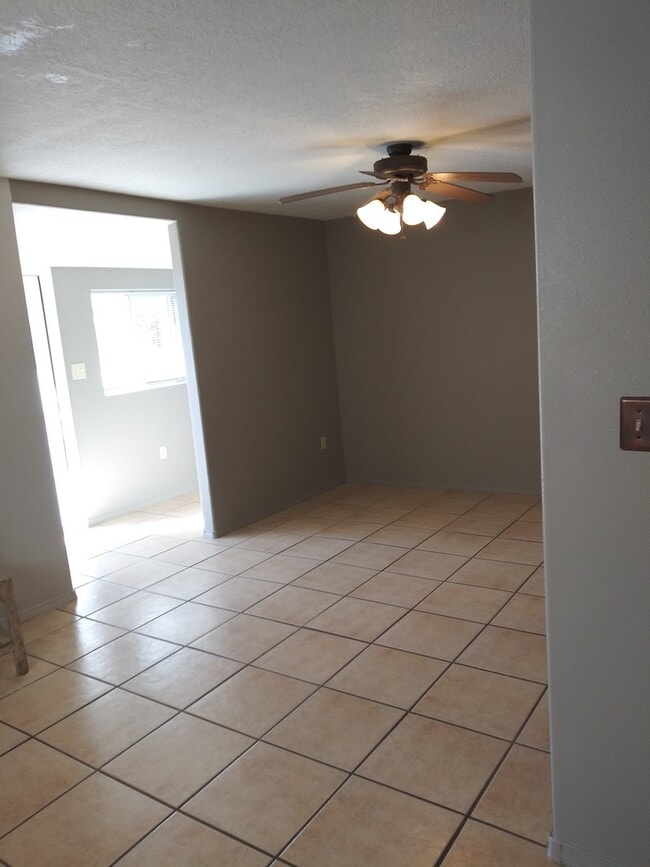Building Photo - Renovated super cute 2 bedroom home