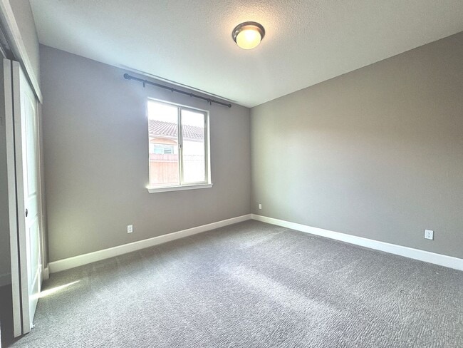 Building Photo - 5 YEARS NEW,  FORMER MODEL HOME BUILT BY LENNAR HOMES, 4 BED, 2.5 BATH, 2 CAR GARAGE