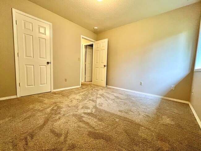 Building Photo - Remodeled 3BR in Mountain Park | Primary Suite + Deck | Lake Oswego