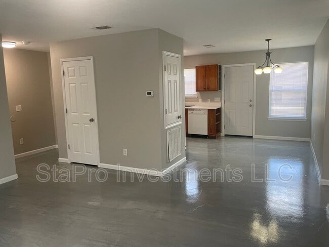 Building Photo - 125 Village Pl