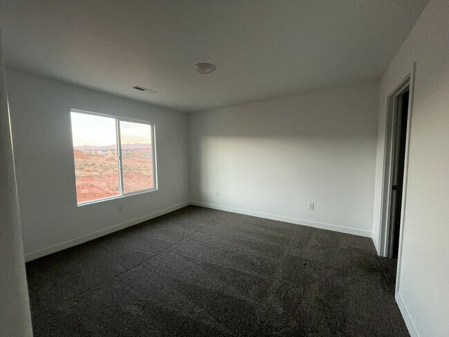 Building Photo - Beautiful 3 Bed Townhome with Amazing Amenities! 6 Month Lease