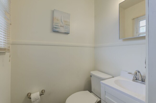 Building Photo - Charming Updated 3 Bedroom