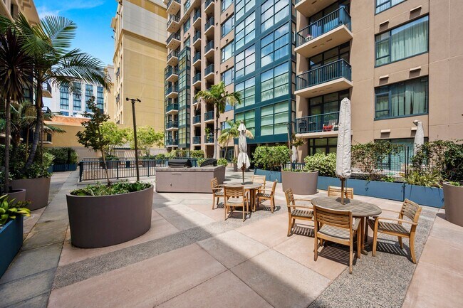 Building Photo - Top Floor Condo in the Gaslamp District!
