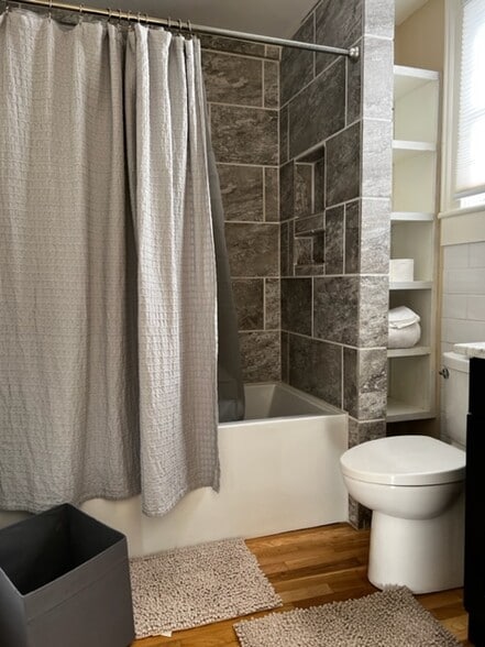 Full bath 2nd Floor - 512 13th St NW