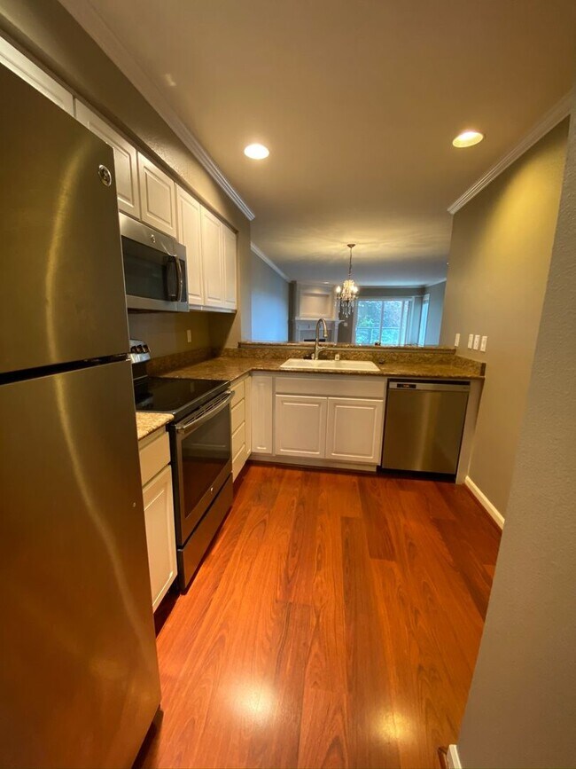 Building Photo - Desired Location in Kirkland - 2 Bedroom 2...