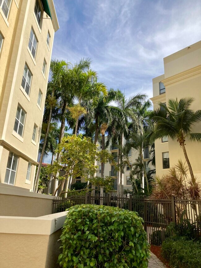 Building Photo - 630 S Sapodilla Ave
