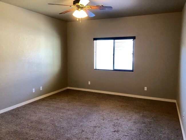 Building Photo - Spacious 4 Bedroom in Southern Vista Estates!