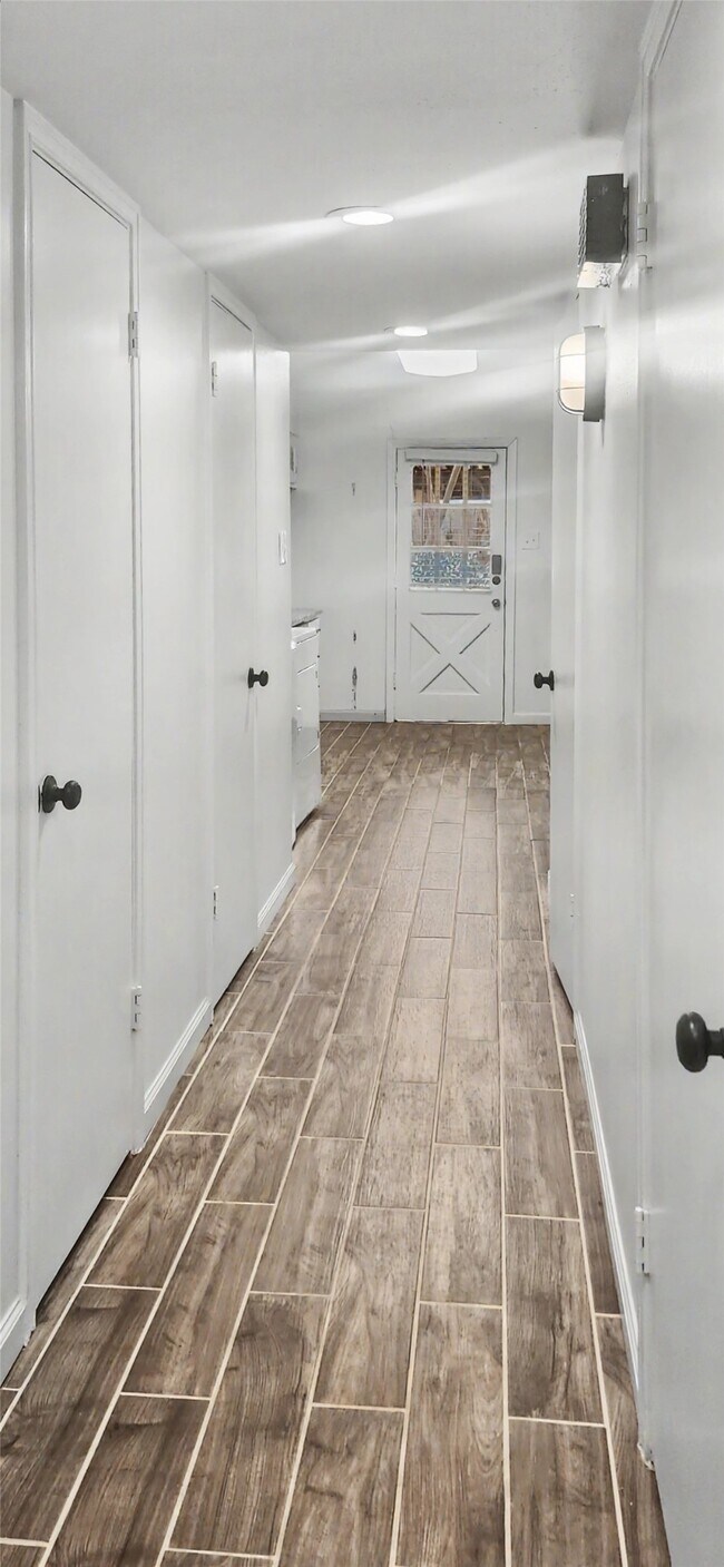 Building Photo - 12913 Trail Hollow Dr