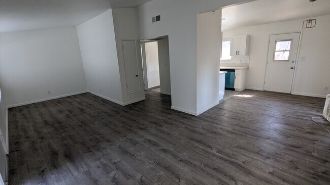Building Photo - 543 W Tulare Ave