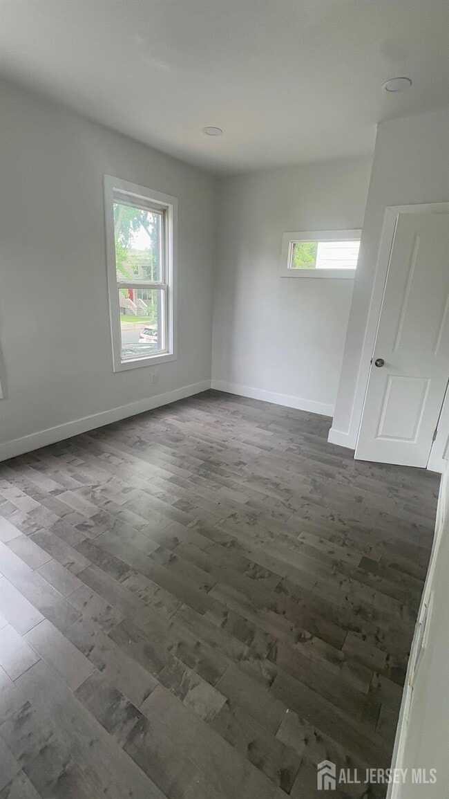 Building Photo - 21 Oak St