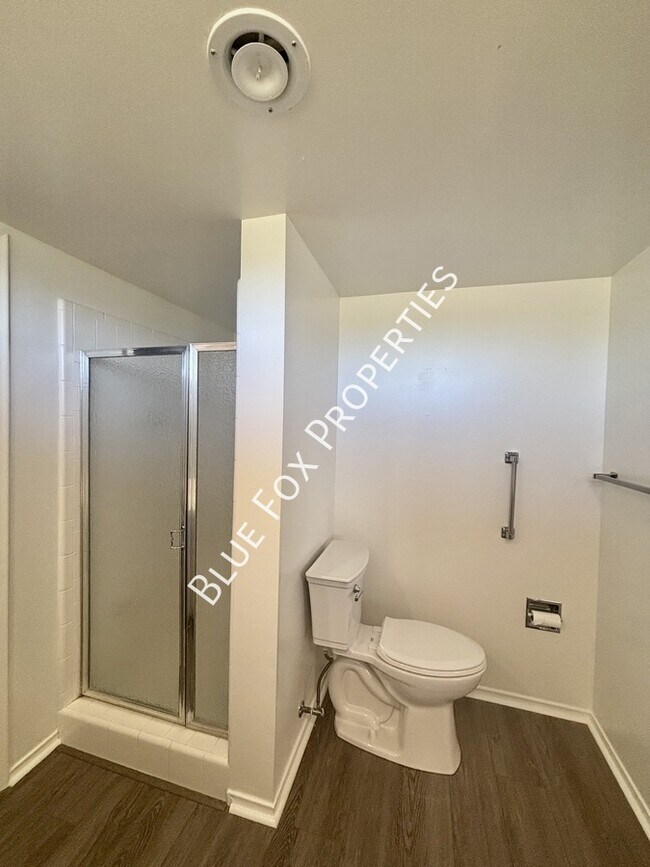 Building Photo - 900 E Vía Lucitas