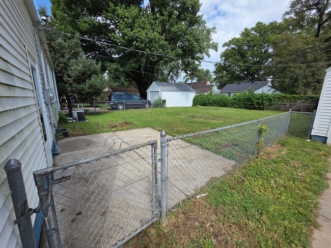 Building Photo - 2732 Sharon Dr