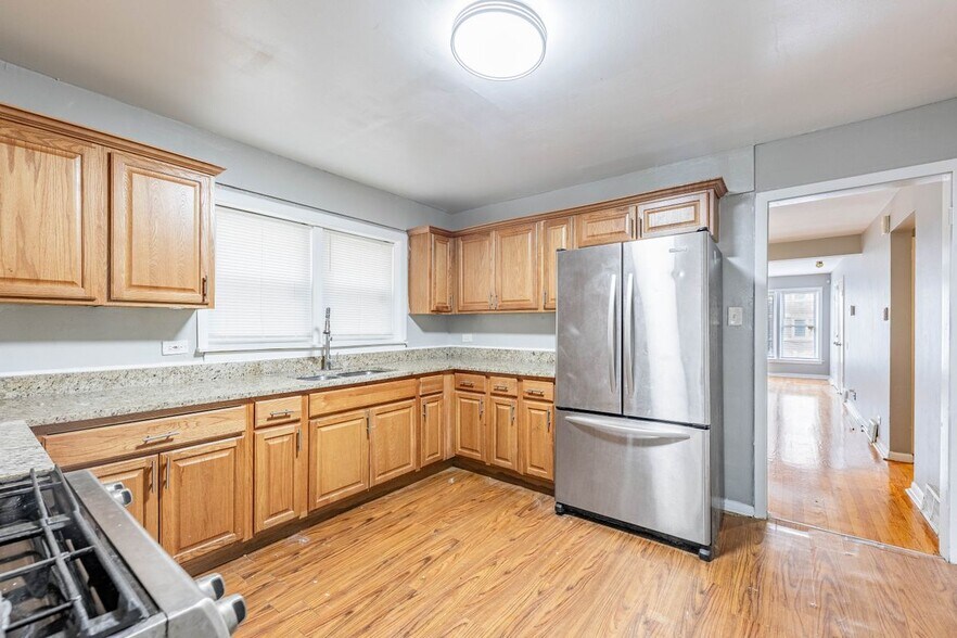 Building Photo - 7637 S Essex Ave