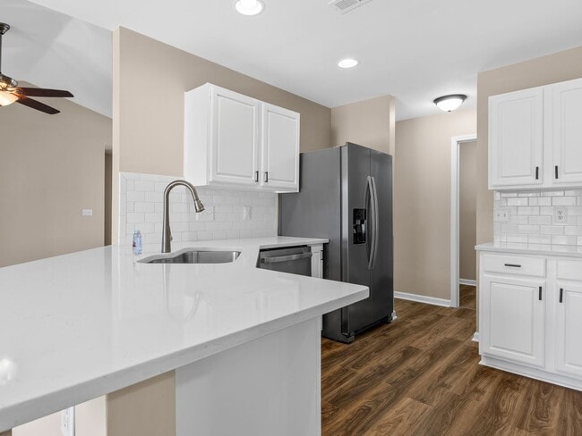 Building Photo - Beautiful 4 bedroom 2 bathroom house ready for you to call home!