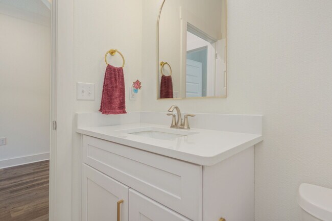 Building Photo - 807A Cedar Ave S