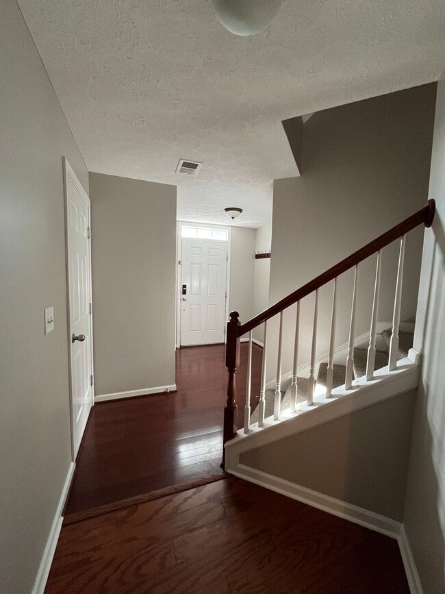 Building Photo - 3 Bedroom/ 2.5 Bath Townhome with 1 Car Garage, Laminate Floors, Minutes to Bellevue and Nashvill...