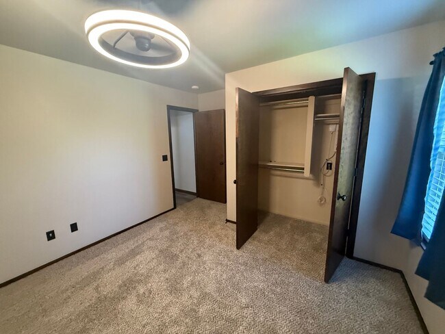 Building Photo - 3 bed plus office, Neighborhood amenities include a neighborhood pond, Pool and playground!