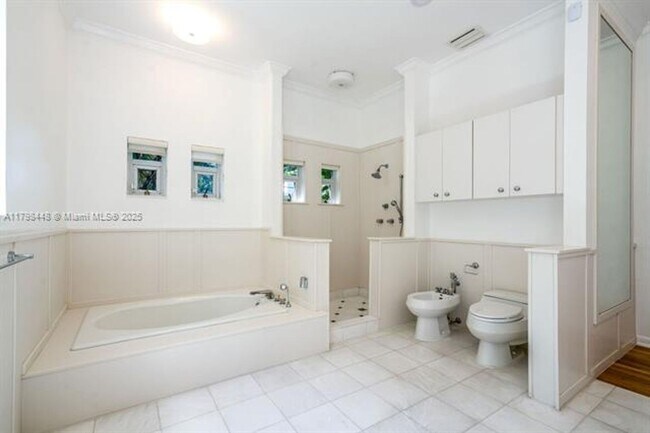 Building Photo - 621 N Mashta Dr