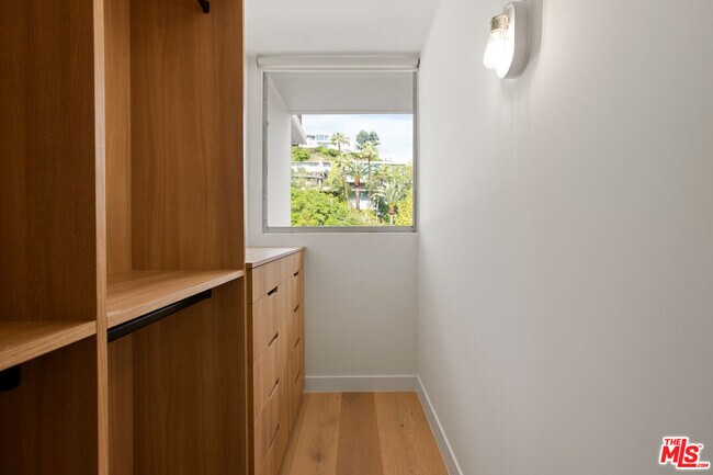 Building Photo - 8787 Shoreham Dr