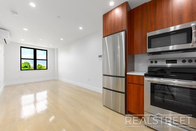 Building Photo - Brand New Stuning 1 BED in Crown Heights!