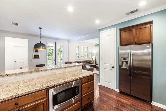 Building Photo - Large 3 Bed 2.5 Bath Home Available In Eas...
