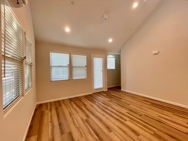 Building Photo - Newer Napa 2 Bedroom 2 Bathroom Condo; Both Bedrooms En-Suite